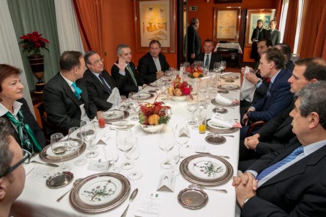 Interpretación Consecutiva en la Comida oficial de Real Madrid y Ludogorets Interpretación consecutiva en la comida oficial entre las directivas de Real Madrid y Ludgorets, previa al partido de Champions League. Madrid 2014 (Fuente de la Foto - https://gong.bg/bg-football/evrouchastnici/florentino-peres-dade-obiad-v-chest-na-ludogorec-308376)