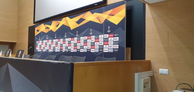 Interpretación consecutiva en la rueda de prensa previa del partido de Europa League Barcelona 2019