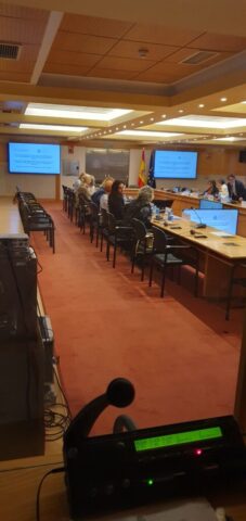 La sala de la reunión vista desde la cabina de interpretación