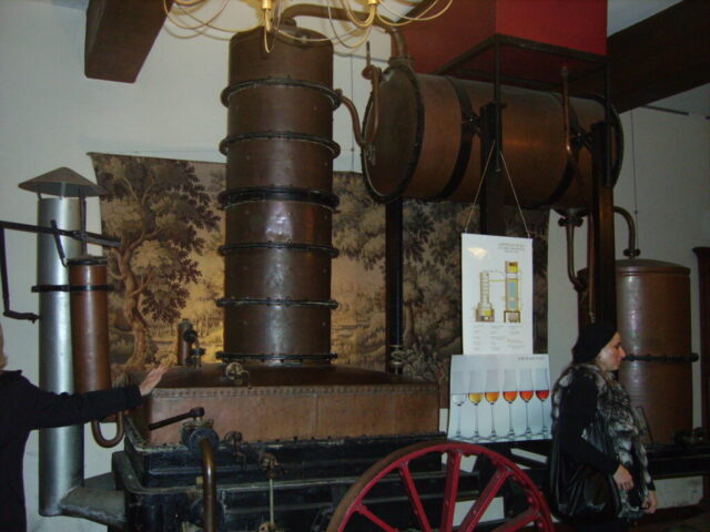 Interpretación consecutiva en una destilaría de Armagnac