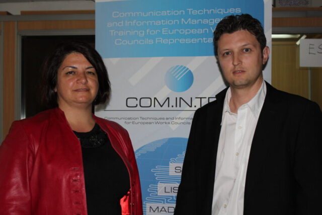 Mi compañera de cabina de interpretación y yo Yo y mi compañera de cabina de interpretación