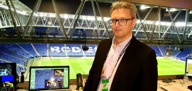Desde la cabina del estadio en la Interpretación UEFA Europa League - partido de fútbo entre Espanyol y Ludogoretsl Interpretación Europa League Barcelona 2019