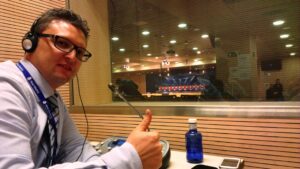 Servicios de interpretación búlgaro profesional Traductor Veselin Dimitrov en una cabina, ofreciendo servicios de interpretación búlgaro