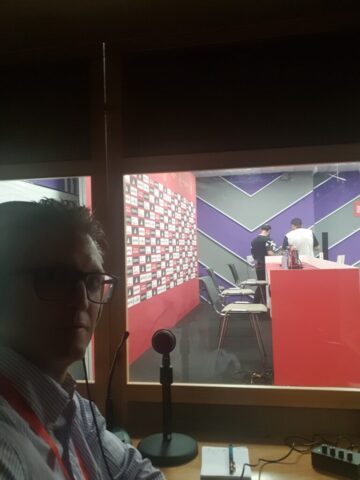 Desde la cabina de interpretación simultánea del Estadio José Zorrilla de Valladolid Vesselin Dimitrov - Intérprete de conferencias - cabina de interpretación.