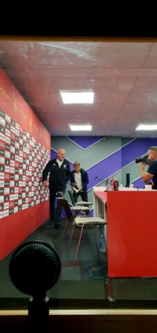 Imagen desde la cabina de Interpretación y la llegada de Luis de la Fuente - el entrenador de la selección española de fútbol. Imagen desde la cabina de Interpretación y la llegada de Luis de la Fuente - el entrenador de la selección española de fútbol.