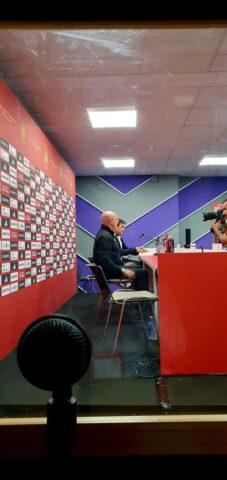 Imagen desde la cabina de Interpretación durante mi interpretación en la rueda de prensa de Luis de la Fuente - el entrenador de la selección española de fútbol. Intérprete búlgaro en acción - Imagen desde la cabina de Interpretación durante mi interpretación en la rueda de prensa de Luis de la Fuente - el entrenador de la selección española de fútbol.