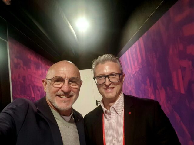 Con Luis de la Fuente - el entrenador de la selección española de fútbol. Vesselin Dimitrov (Intérprete búlgaro) y Luis de la Fuente (el entrenador de la selección española de fútbol).